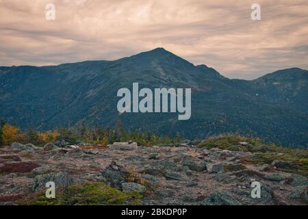 Wunderschöne Landschaftsbilder während der Herbstsaison vom Mount Washington in New Hampshire, USA. Etwa 6300 Fuß Höhe. Berüchtigt unberechenbar Stockfoto