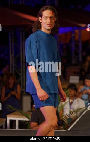 Quebec, Kanada. Ein Modell spaziert auf der Landebahn bei der Erneut stattfindenden Modenschau während des Fashion and Design Festivals in Montreal Stockfoto