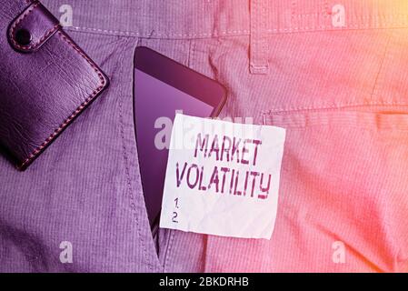 Schreiben Sie eine Notiz, die die Volatilität des Marktes zeigt Geschäftskonzept für zugrunde liegende Wertpapierkurse schwankt Stabilitätsstatus Smartphone-Gerät in der Hose Stockfoto