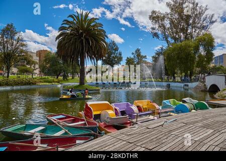 Sonniger Teich und Paddelboote im Park Stockfoto