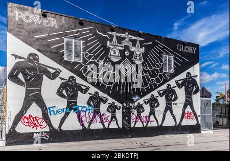 Ein heruntergekommenes Lager mit farbenfrohen Graffiti, Wynwood Art District, Miami, Florida, USA. Stockfoto