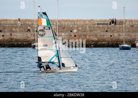 Irish Sailing Team 49er FX Boot 997 segeln im Hafen von Dun Laoghaire in Irland Stockfoto