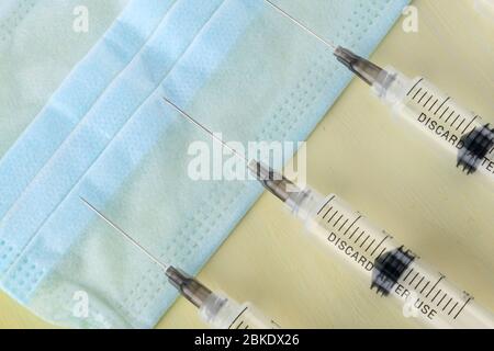 Injektion über einen Tisch mit Medikamenten und Coronavirus Bluttest. Impfkonzept. Stockfoto