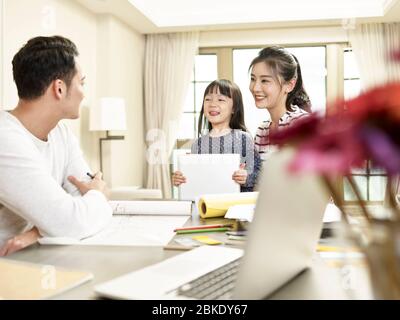 Junge asiatische Familie mit einem Kind zu Hause glücklich und fröhlich Stockfoto