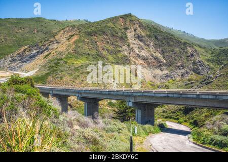 Kalifornische Landschaft. Landschaftlich schöne Straße durch die Berge in Monterey County Stockfoto