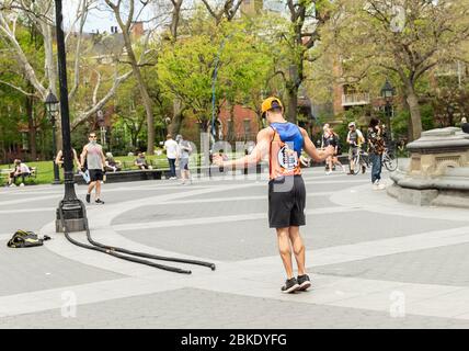 New York, Usa. Mai 2020. Ein Mann übt, während er soziale Distanzen hält und genießt den warmen Frühlingstag im Washington Square Park inmitten der COVID-19-Pandemie (Foto: Lev Radin/Pacific Press) Quelle: Pacific Press Agency/Alamy Live News Stockfoto