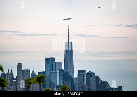 New York, Usa. Mai 2020. Ein Flugzeug, das ein 50-Fuß-Banner mit der Aufschrift #CAPITALISMISTHEPANDEMIC zog, flog am 3. Mai 2020 über Manhattan. Die Organisatoren der Luftaktion wollten eine Botschaft an das Fundament des Kapitalismus und der Banken senden und gegen die Kolonisierung und die Ungerechtigkeit der Arbeiter protestieren, die "während dieser Coronavirus-Pandemie nicht angemessen geschützt oder unterstützt werden". (Foto: Michael Nigro/Pacific Press) Quelle: Pacific Press Agency/Alamy Live News Stockfoto