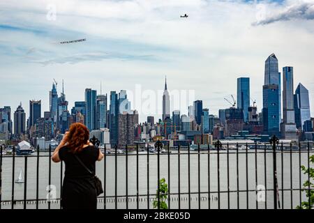 New York, Usa. Mai 2020. Ein Flugzeug, das ein 50-Fuß-Banner mit der Aufschrift #CAPITALISMISTHEPANDEMIC zog, flog am 3. Mai 2020 über Manhattan. Die Organisatoren der Luftaktion wollten eine Botschaft an das Fundament des Kapitalismus und der Banken senden und gegen die Kolonisierung und die Ungerechtigkeit der Arbeiter protestieren, die "während dieser Coronavirus-Pandemie nicht angemessen geschützt oder unterstützt werden". (Foto: Michael Nigro/Pacific Press) Quelle: Pacific Press Agency/Alamy Live News Stockfoto