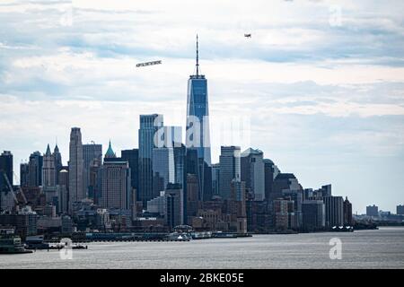 New York, Usa. Mai 2020. Ein Flugzeug, das ein 50-Fuß-Banner mit der Aufschrift #CAPITALISMISTHEPANDEMIC zog, flog am 3. Mai 2020 über Manhattan. Die Organisatoren der Luftaktion wollten eine Botschaft an das Fundament des Kapitalismus und der Banken senden und gegen die Kolonisierung und die Ungerechtigkeit der Arbeiter protestieren, die "während dieser Coronavirus-Pandemie nicht angemessen geschützt oder unterstützt werden". (Foto: Michael Nigro/Pacific Press) Quelle: Pacific Press Agency/Alamy Live News Stockfoto