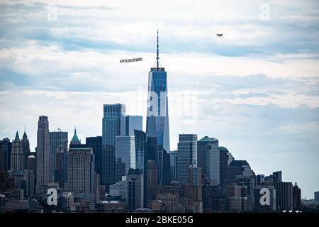 New York, Usa. Mai 2020. Ein Flugzeug, das ein 50-Fuß-Banner mit der Aufschrift #CAPITALISMISTHEPANDEMIC zog, flog am 3. Mai 2020 über Manhattan. Die Organisatoren der Luftaktion wollten eine Botschaft an das Fundament des Kapitalismus und der Banken senden und gegen die Kolonisierung und die Ungerechtigkeit der Arbeiter protestieren, die "während dieser Coronavirus-Pandemie nicht angemessen geschützt oder unterstützt werden". (Foto: Michael Nigro/Pacific Press) Quelle: Pacific Press Agency/Alamy Live News Stockfoto