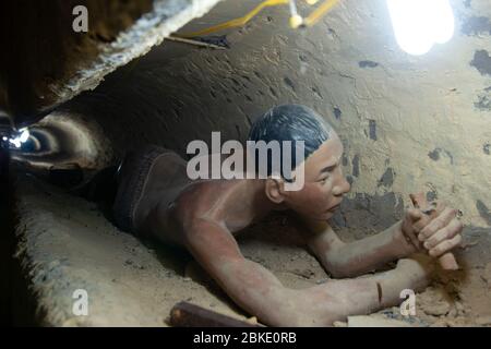 Vietnamesische Bauernpuppe im Tunnel - Kokosnuss-Gefängnis, Phu Quoc Stockfoto