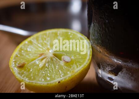 Schöne gelbe Zitrone in zwei Hälften geschnitten. Natürliche Nahrung zur Stärkung der Immunität gegen Erkältung und Grippe. Stockfoto