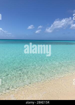 Klare blaue Karibik Blick vom Seven Mile Beach in Grand Cayman, Cayman Islands. Stockfoto