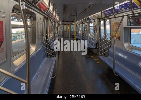 NEW YORK, NY - 03. MAI 2020: Eine leere U-Bahn wird an der Astoria Ditmars Station inmitten der Coronavirus-Pandemie gesehen Stockfoto