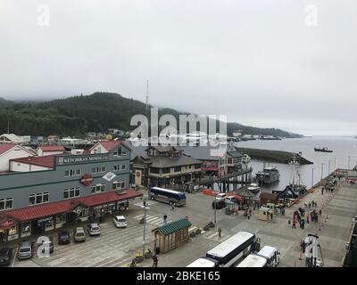 Blick auf die Innenstadt von Ketchikan, Alaska von Bord eines Kreuzfahrtschiffes an einem nebligen Morgen Stockfoto