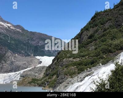 Mendenhall Glacier und Nugget Falls im Tongass National Forest in der Nähe von Juneau, Alaska. Stockfoto