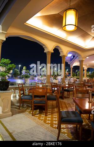 Leere Tische der Rex Hotel Bar zur Zeit der COVID Pandemie, Ho Chi Minh Stockfoto