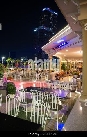 Leere Tische der Rex Hotel Bar zur Zeit der COVID Pandemie, Ho Chi Minh Stockfoto