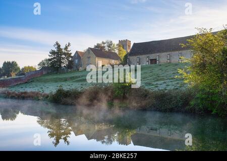 St marys Kirche, Haus und Scheune entlang des oxford Kanals an einem frühen Frühlingsmorgen. Upper Heyford, Oxfordshire, England Stockfoto