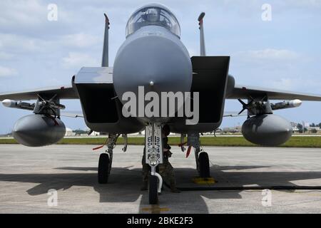 Die Luftwaffe der 44. Und 67. Flugzeugwartungseinheiten betankt Jets in einer heißen Grube auf der Kadena Air Force Base, Japan, 14. April 2020. Hot Pitting ermöglicht es der Aircrew, zurück zu zurück Missionen zu fliegen, ohne dass das Flugzeug heruntergefahren werden muss. (USA Luftwaffe Foto von Airman 1. Klasse Rebeckah Medeiros) Stockfoto