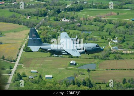 Eine Kentucky Air National Guard C-130 Hercules fliegt im Rahmen der Operation American Resolve am Freitag, den 1. Mai 2020 über die Gemeinwesen von Kentucky. Der 123. Luftlift Wing schickte zwei C-130s für die Luftdemonstration, die ein landesweiter Gruß an alle, die COVID-19-Maßnahmen unterstützen. Die Überführung soll die Moral in einer Zeit mit schweren gesundheitlichen und wirtschaftlichen Auswirkungen, die durch COVID-19 entstanden sind, heben. (USA Air National Guard Foto von Phil Speck) Stockfoto