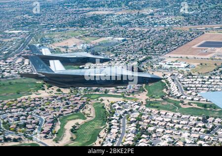 F-35A Lightning IIS von Brig pilotiert. General Todd Canterbury, Kommandant der 56. Kampfflügelmaschine, Und Col. Jim Greenwald, 94th FW Kommandant, beide Luke Air Force Base zugewiesen, fliegen in Formation während der Air Force Salutes Überflug 1. Mai 2020, über Arizona.die F-35s nahmen an einer 15-Flugzeuge Formation einschließlich F-35s und F-16 Fightning Falcons von der 56. FW und 94th FWS, Und ein KC-135 vom 161st Air Tanken Wing als Total Force Gruß an jeden Amerikaner, der an der Front im Kampf gegen die Coronavirus-Krankheit 2019 dient. Air Force Salutes Überflüge sind ein Weg für die US Air Force zu s Stockfoto