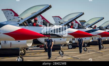 Die Piloten der U.S. Air Force Air Demonstration Squadron, Thunderbirds, bereiten sich auf den Start für eine Reihe von Überflüge zu Ehren von Baltimore, Washington D.C. und Atlanta COVID-19-Helfern und wichtigen Arbeitern am 2. Mai 2020 vor. Die Überflüge sind ein Teil Amerikas stark; ein gemeinsamer Gruß der Luftwaffe und der Marine, um Gesundheitsarbeiter, Ersthelfer, Militär und andere wichtige Mitarbeiter zu würdigen, während sie in Solidarität mit allen Amerikanern während der COVID-19-Pandemie stehen. (USA Luftwaffe Foto von Maj. Ray Geoffroy) Stockfoto