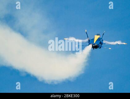 200401-N-YO638-1360 NAS Pensacola, FL (April 2020) Lt. Cmdr. Cary Rickoff, das U.S. Navy Flight Demonstration Squadron, die Blue Angels, die sich dem Solo-Piloten entgegenstellen, führt während eines Trainingsfluges auf der Naval Air Station Pensacola einen Sneak Pass durch. Die Blue Angels führen im NAS Pensacola Frühjahrstraining durch, um die Bereitschaft für die Show-Saison 2020 zu erhalten. (USA Navy Foto von Mass Communication Specialist 2. Klasse Cody Hendrix) Stockfoto