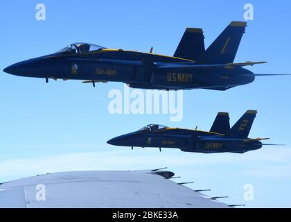 Zwei U.S. Navy Blue Angels F/A-18 Hornets fliegen neben einem KC-10 Extender, der der Joint Base McGuire-Dix-Lakehurst, N.J., 2. Mai 2020 zugewiesen ist. Die Blue Angels und die US Air Force Thunderbirds Demonstrationsteams führten Überflüge über Baltimore, Washington DC und Atlanta durch, um Beschäftigte des Gesundheitswesens, wichtige Mitarbeiter, Militärpersonal und andere Ersthelfer an der Front des Kampfes gegen COVID-19 zu ehren. (USA Luftwaffe Foto von Staff Sgt. Stephanie Serrano) Stockfoto