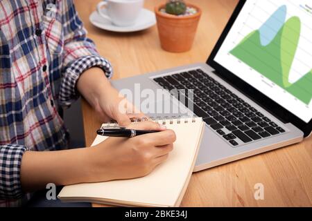 Student machen Vorlesung aus Online-Unterricht Bildung Internet-Vernetzung über Laptop zu Hause. homeschooling , E-Learning-Bildung während der Selbstisolierung t Stockfoto