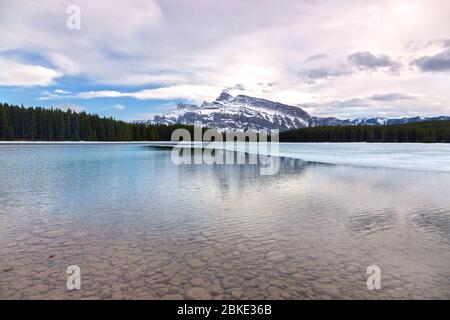 Two Jack Mountain Lake Im Frühling Panoramablick. Rundle Mountain Peak, Banff National Park, Alberta, Kanadische Rocky Mountains Stockfoto