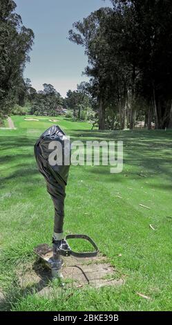 Santa Cuz, CA, USA. Mai 2020. Golf beginnt in Kalifornien, bevor die Beschränkungen nach der Coronavirus-Pandemie völlig aufgehoben werden. Golfer müssen 6 Fuß auseinander bleiben und in zwei Kugeln spielen, kein Carsharing und kein Pflücken Bälle aus dem Loch, und wie hier gesehen keine Waschen von Kugeln auf dem T-Stück. Quelle: Motofoto/Alamy Live News Stockfoto