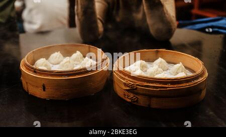 Gedämpfte Xiao Long Bao (Suppenknödel) im Bambuskorb. Serviert im Restaurant in Taipei, Taiwan. Stockfoto