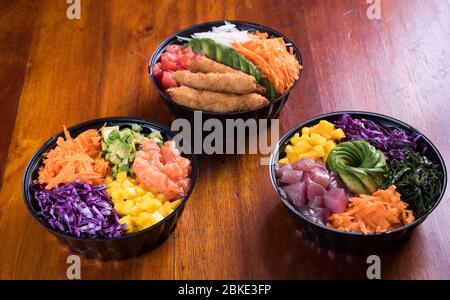 Lachs mit Avocado, Algen, eingelegten Karotten und Gurke Stockfoto