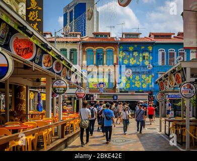 Singapur - September 08 2019: Touristen-Shopper, die an berühmten bunten Kolonialhäusern auf dem Chinatown-Markt von Singapur spazieren Stockfoto