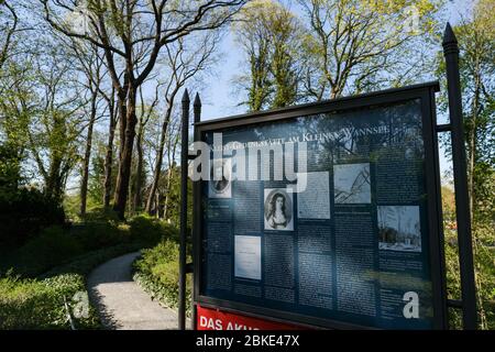 Berlin, Deutschland. April 2020. Eine Informationstafel am Grab von Heinrich von Kleist und Henriette Vogel zwischen Bismarckstraße und kleiner Wannsee im Südwesten Berlins. Kleist und seine Freundin haben ihr Leben an diesem Punkt im November 1811 beendet. Kleists literarische Werke erhielten zu Lebzeiten wenig Anerkennung, und der Dichter lebte in den letzten Lebensjahren fast mittellos. Quelle: Jens Kalaene/dpa-Zentralbild/ZB/dpa/Alamy Live News Stockfoto