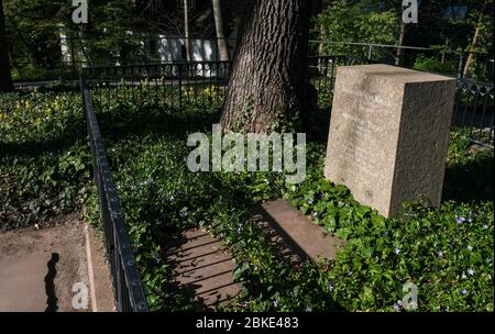 Berlin, Deutschland. April 2020. Das Grab von Heinrich von Kleist und Henriette Vogel zwischen Bismarckstraße und kleiner Wannsee im Südwesten Berlins. Kleist und seine Freundin haben hier im November 1811 ihr Leben beendet. Kleists literarische Werke erhielten zu Lebzeiten wenig Anerkennung, und der Dichter lebte in den letzten Lebensjahren fast mittellos. Quelle: Jens Kalaene/dpa-Zentralbild/ZB/dpa/Alamy Live News Stockfoto