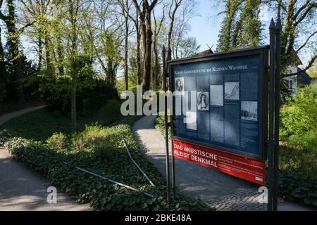 Berlin, Deutschland. April 2020. Eine Informationstafel am Grab von Heinrich von Kleist und Henriette Vogel zwischen Bismarckstraße und kleiner Wannsee im Südwesten Berlins. Kleist und seine Freundin haben ihr Leben an diesem Punkt im November 1811 beendet. Kleists literarische Werke erhielten zu Lebzeiten wenig Anerkennung, und der Dichter lebte in den letzten Lebensjahren fast mittellos. Quelle: Jens Kalaene/dpa-Zentralbild/ZB/dpa/Alamy Live News Stockfoto