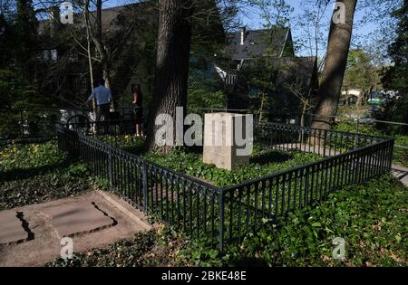 Berlin, Deutschland. April 2020. Das Grab von Heinrich von Kleist und Henriette Vogel zwischen Bismarckstraße und kleiner Wannsee im Südwesten Berlins. Kleist und seine Freundin haben hier im November 1811 ihr Leben beendet. Kleists literarische Werke erhielten zu Lebzeiten wenig Anerkennung, und der Dichter lebte in den letzten Lebensjahren fast mittellos. Quelle: Jens Kalaene/dpa-Zentralbild/ZB/dpa/Alamy Live News Stockfoto