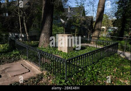 Berlin, Deutschland. April 2020. Das Grab von Heinrich von Kleist und Henriette Vogel zwischen Bismarckstraße und kleiner Wannsee im Südwesten Berlins. Kleist und seine Freundin haben hier im November 1811 ihr Leben beendet. Kleists literarische Werke erhielten zu Lebzeiten wenig Anerkennung, und der Dichter lebte in den letzten Lebensjahren fast mittellos. Quelle: Jens Kalaene/dpa-Zentralbild/ZB/dpa/Alamy Live News Stockfoto