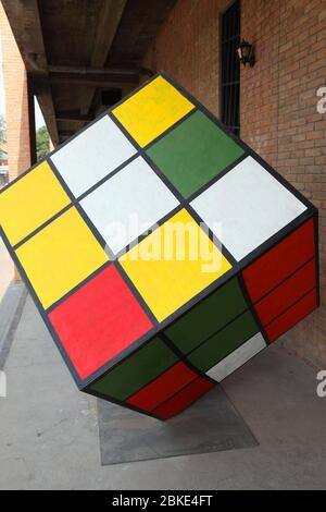 Bunte Rubik Würfel in einer riesigen Größe als Kunstdisplay im Freien in Beijing 798 Art Zone. Stockfoto