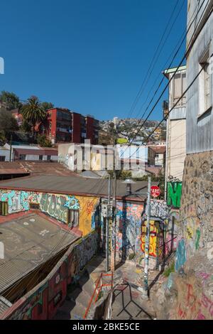 Farbige Graffiti, Street Art an den Wänden von Valparaiso, Chile Stockfoto