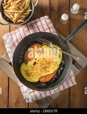 Parmo. Paniertes Huhn mit Béchamelsauce und geschmolzenem Käse. Nordöstliches britisches Essen Stockfoto