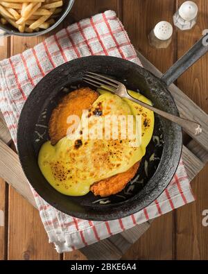 Parmo. Paniertes Huhn mit Béchamelsauce und geschmolzenem Käse. Nordöstliches britisches Essen Stockfoto