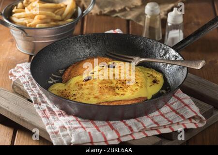 Parmo. Paniertes Huhn mit Béchamelsauce und geschmolzenem Käse. Nordöstliches britisches Essen Stockfoto