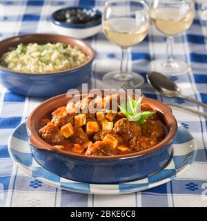 Keftedes saganaki mit Orzo. Fleischbällchen in Tomaten- und Feta-Sauce. Griechenland Food Stockfoto