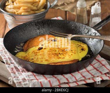 Parmo. Paniertes Huhn mit Béchamelsauce und geschmolzenem Käse. Nordöstliches britisches Essen Stockfoto