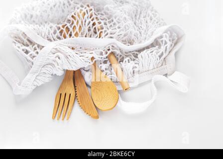 Markttasche aus Mesh mit Bambusbesteck. Kunststofffreies Konzept. Stockfoto