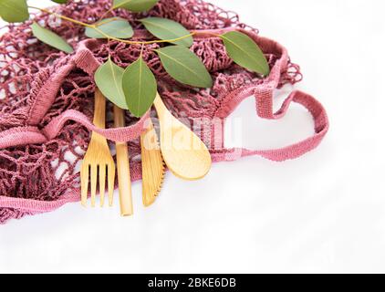 Markttasche aus Mesh mit Bambusbesteck. Kunststofffreies Konzept. Stockfoto