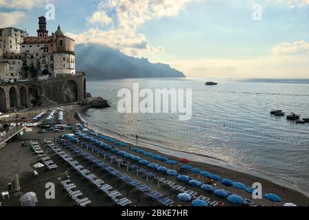Strand an der Amalfiküste am ersten Morgen in Kampanien Stockfoto